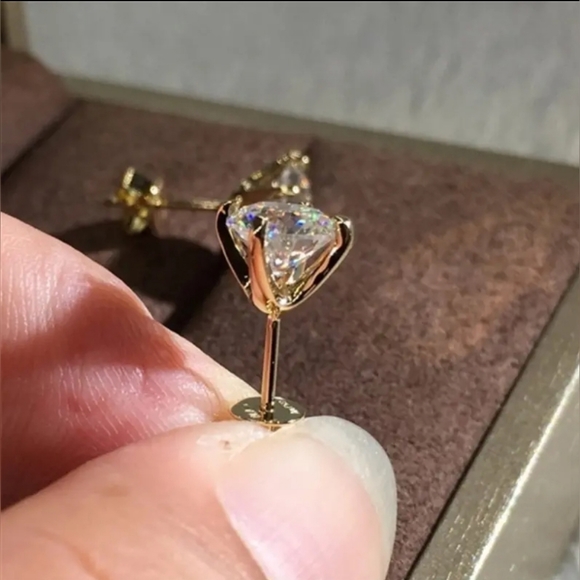 Sparkling Zircon Stud 925 Silver Plated copper earrings. GOLD OR SILVER - Picture 2 of 6